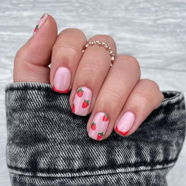 Manicura con dibujos de fresa